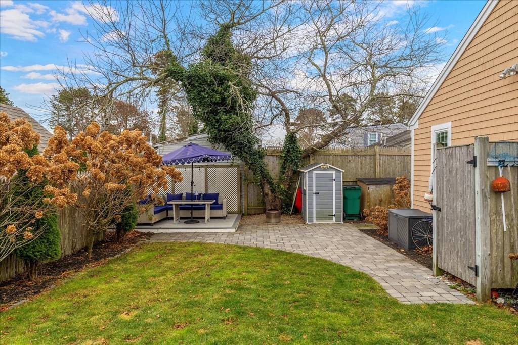 Dennis, MA 02639,18 Holiday Ln