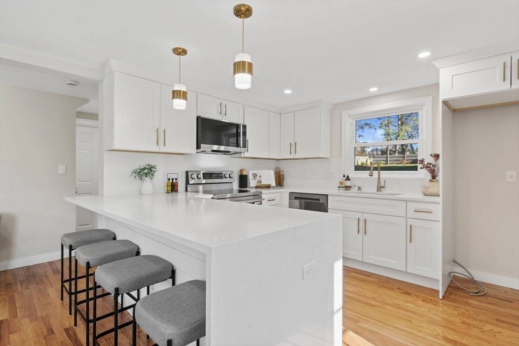 Dedham, MA 02026,6 Puritan Ln