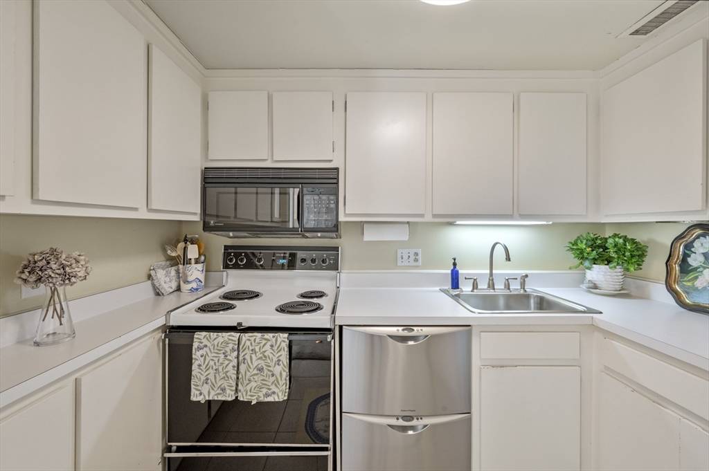 Marblehead, MA 01945,9 Skinner's Path #9