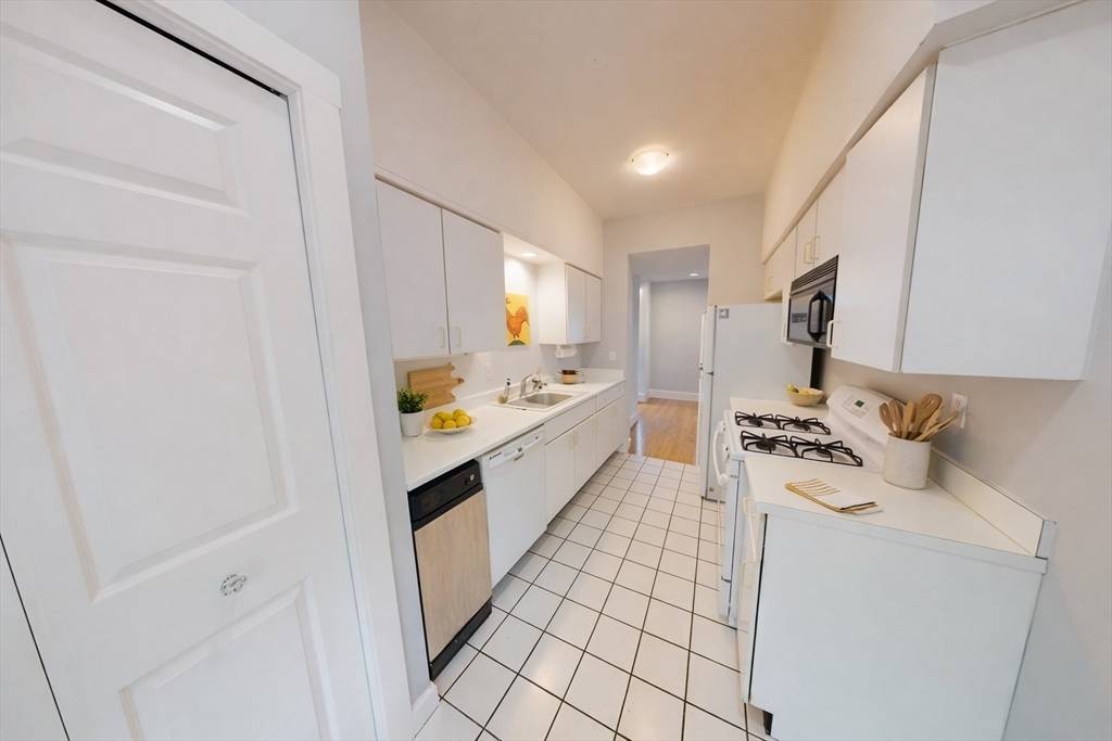 Brookline, MA 02446,216 Summit Ave #201