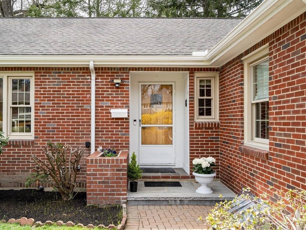 6 Oakland Circle, Winchester, MA 01890