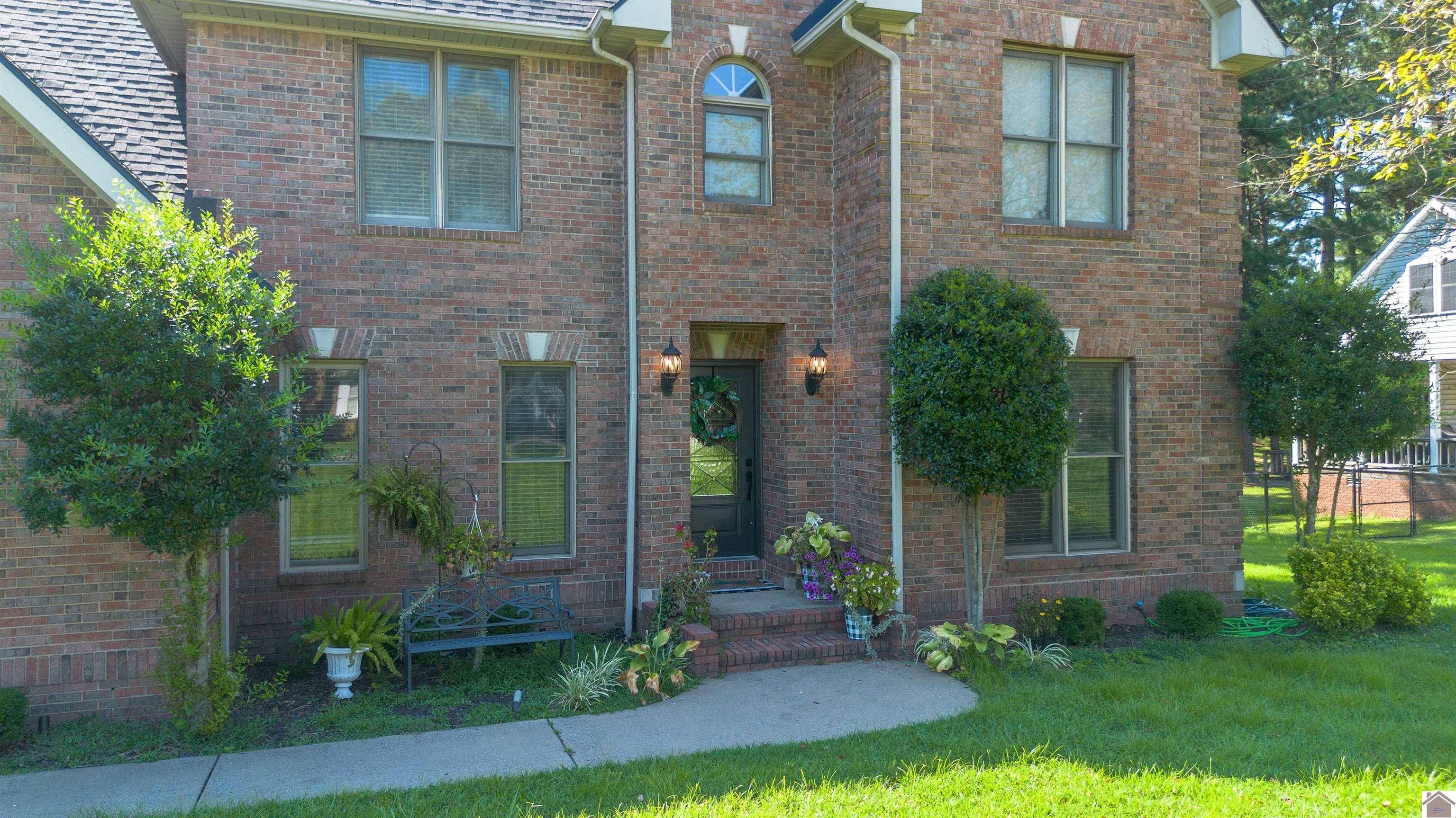 Paducah, KY 42001,16 Greenwood Place