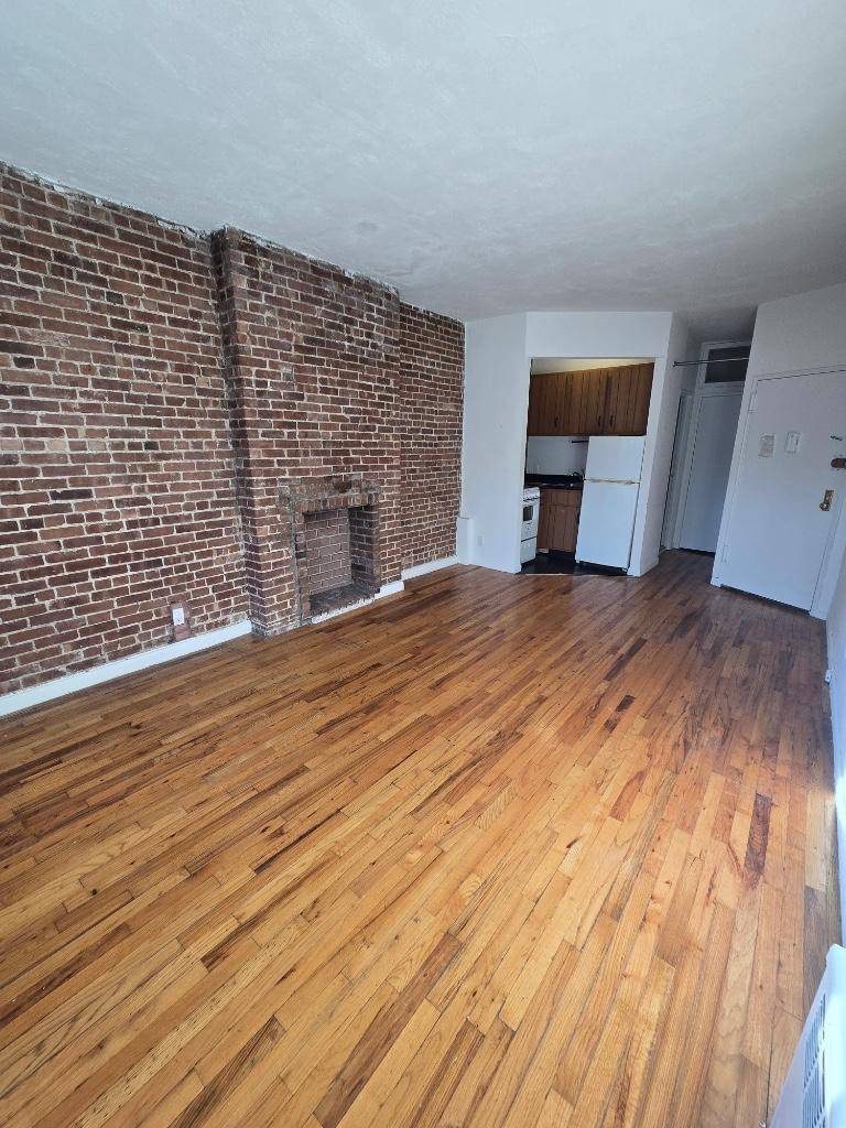 Manhattan, NY 10028,443 E 83rd Street #4B