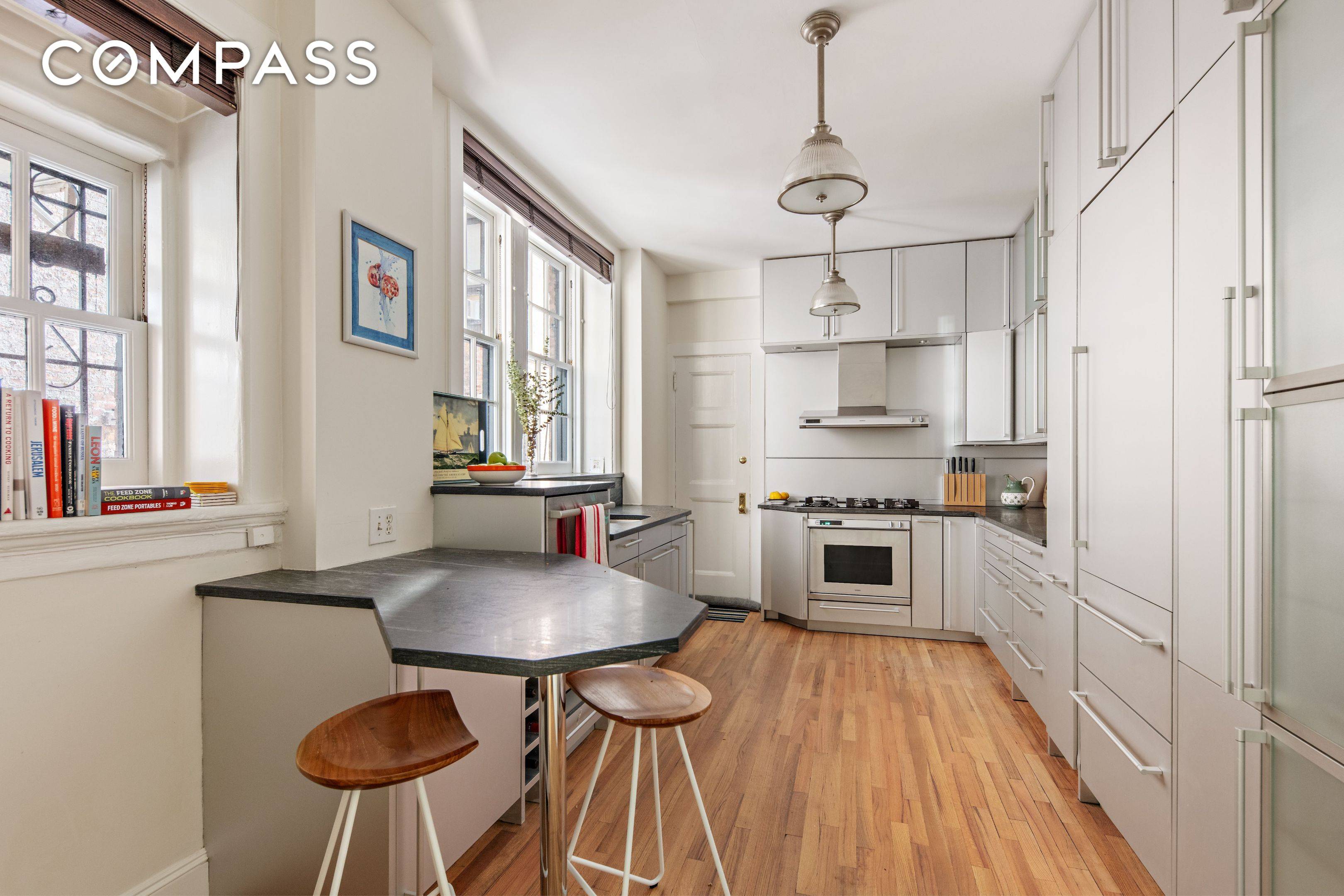 Manhattan, NY 10003,24 Gramercy Park S #1/2E