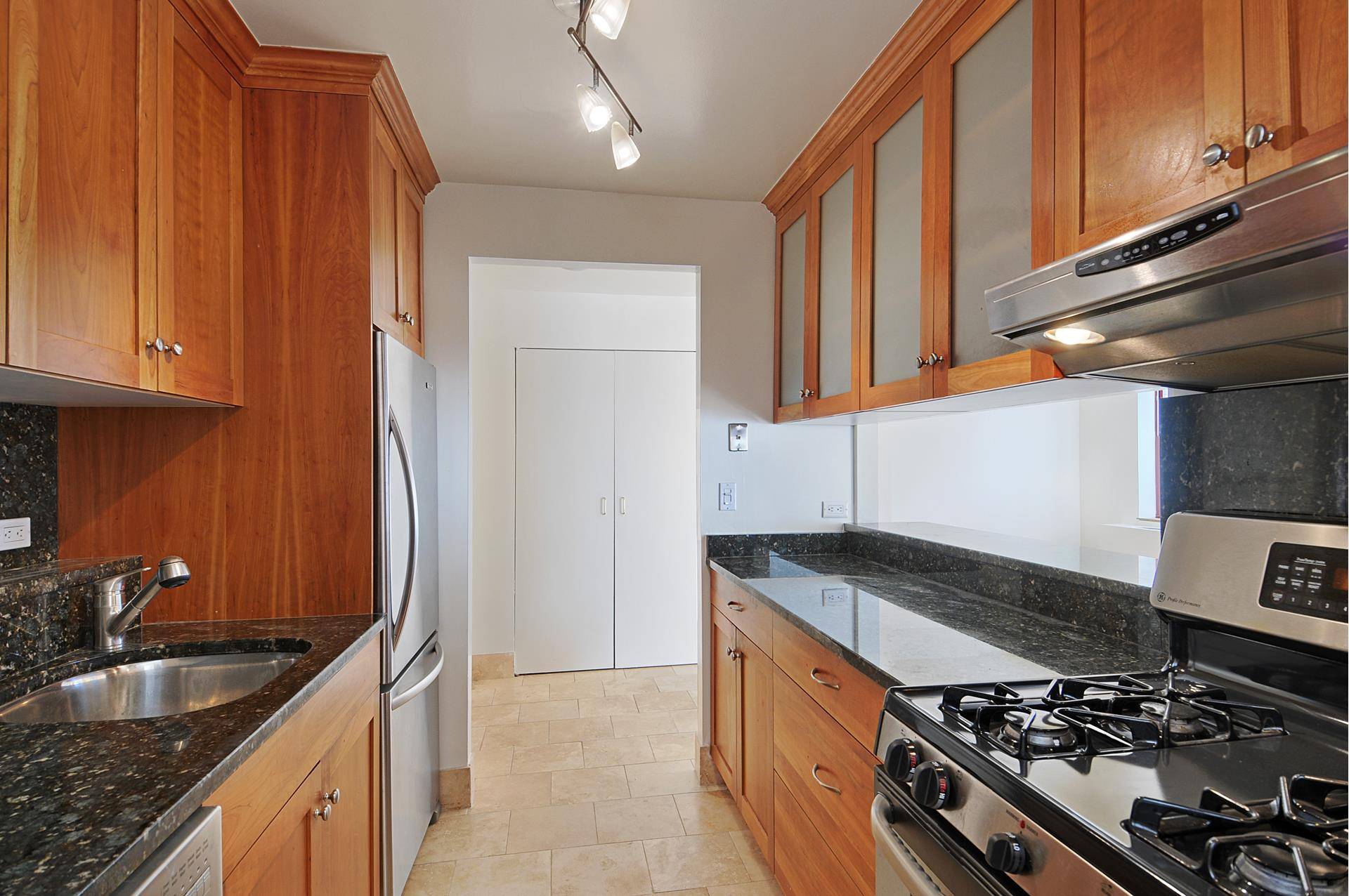 Manhattan, NY 10065,40 E 61ST Street #14A