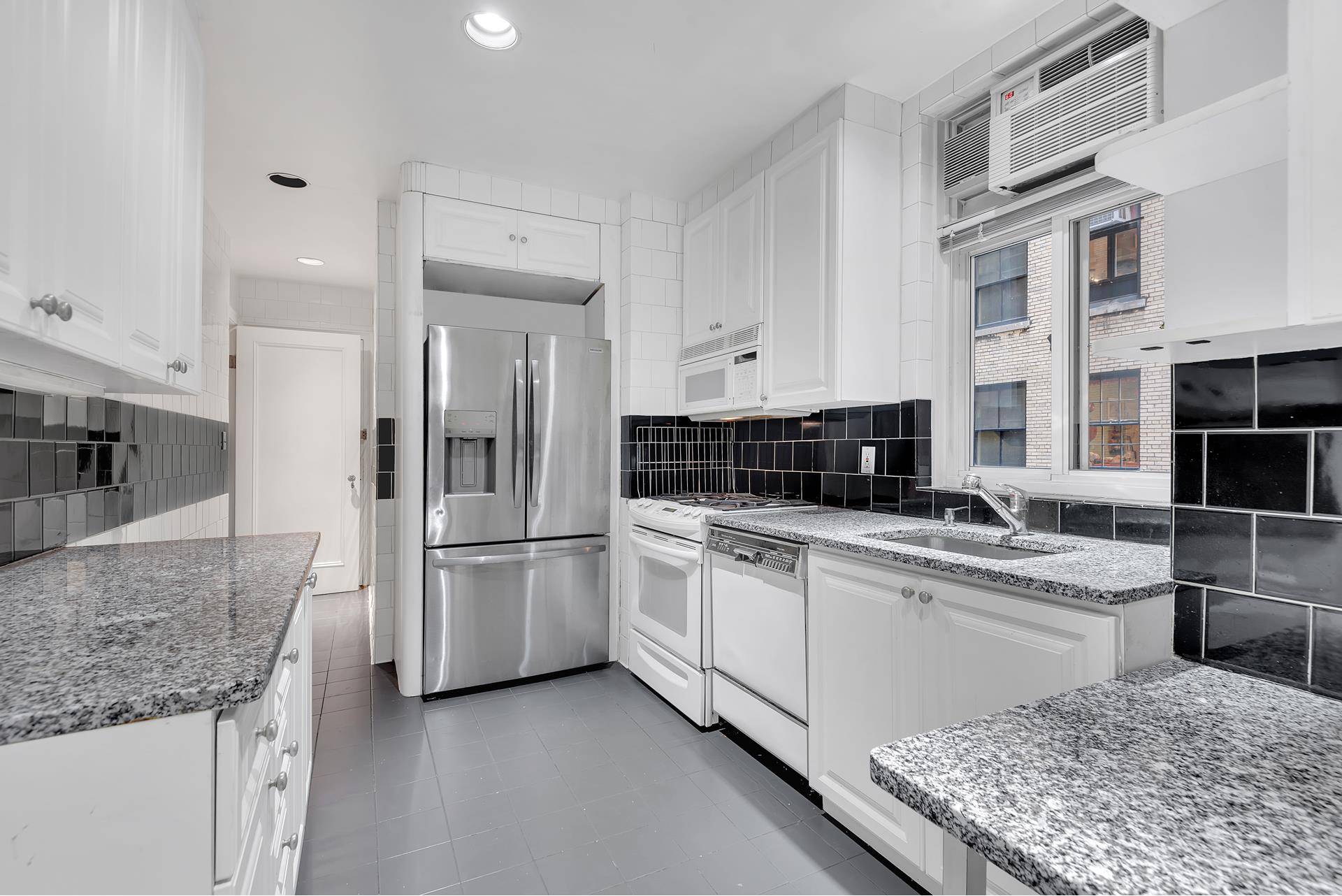 Manhattan, NY 10128,1105 PARK Avenue #3D