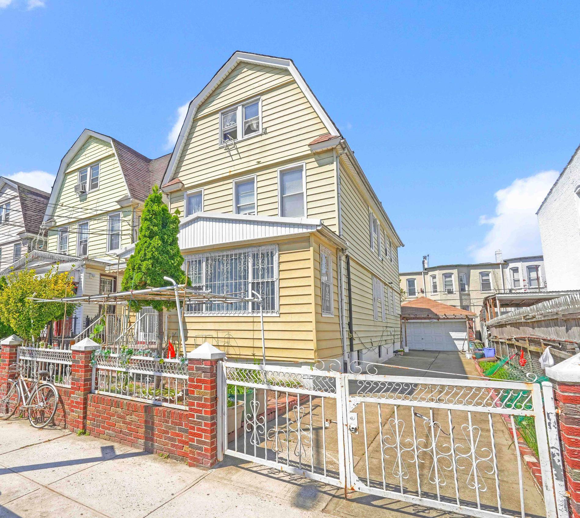 Queens, NY 11373,42-28 79th Street