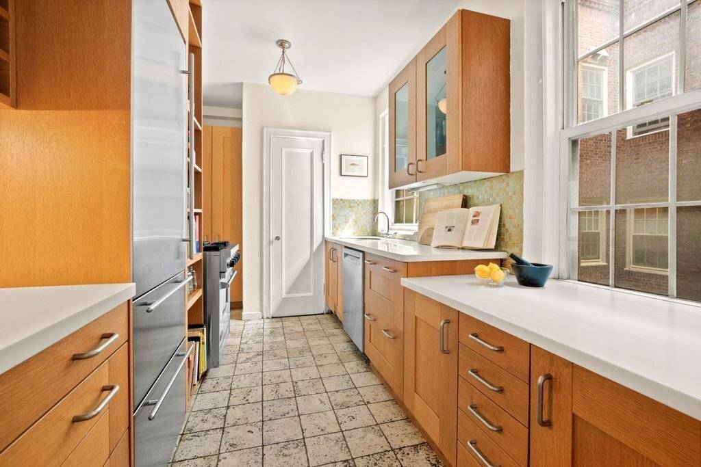 Manhattan, NY 10003,41 5TH Avenue #15A