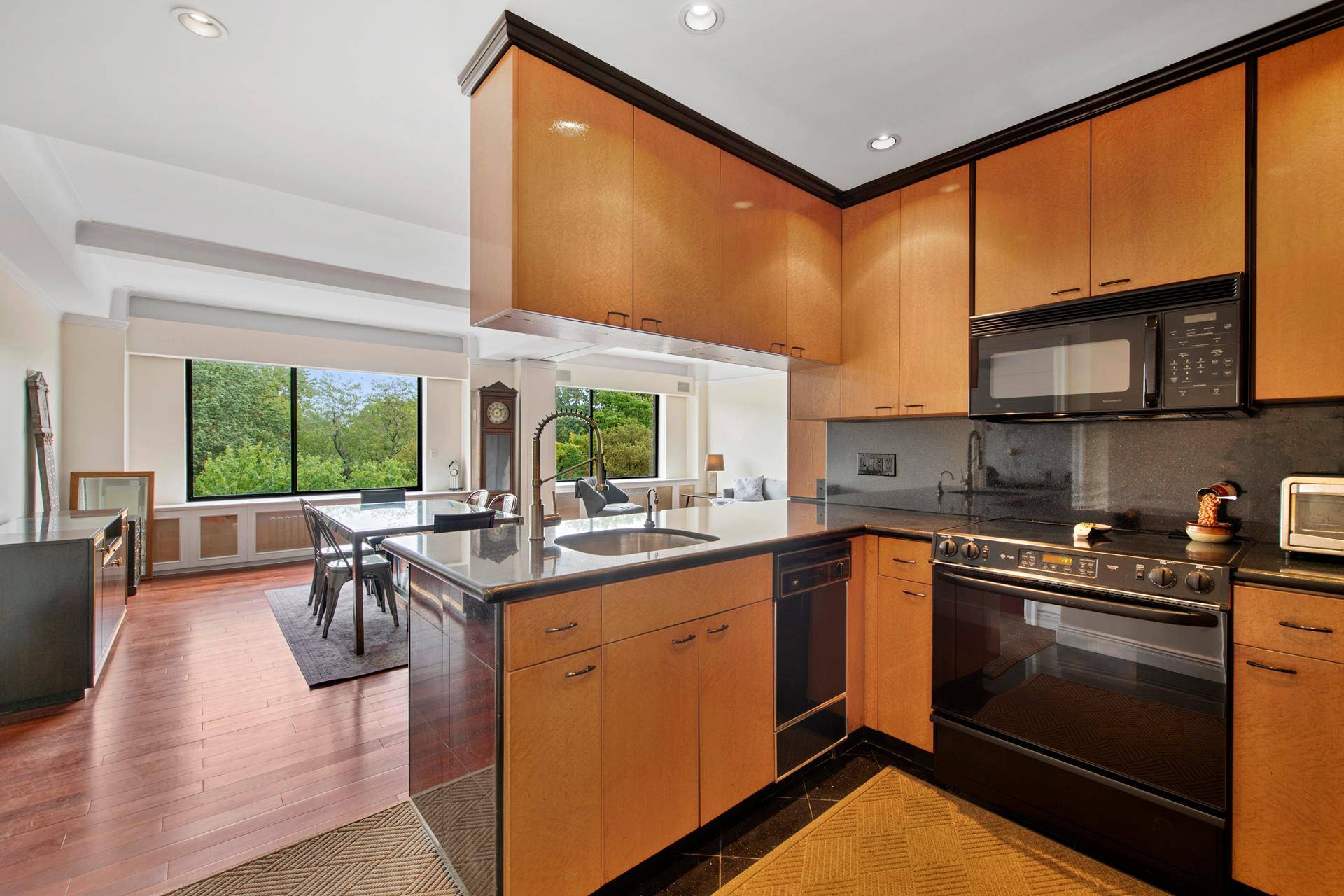 Manhattan, NY 10024,230 CENTRAL Park W #8BC
