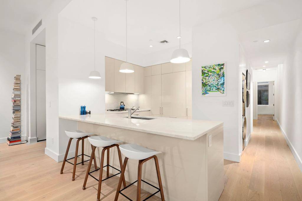 Manhattan, NY 10007,77 Warren Street #2