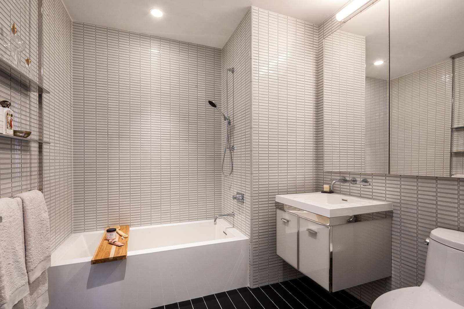 Manhattan, NY 10002,252 South Street #16E