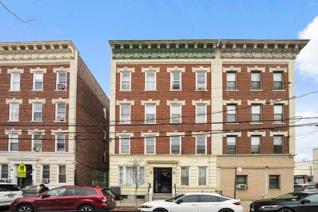 Queens, NY 11385,61-09 Catalpa Avenue