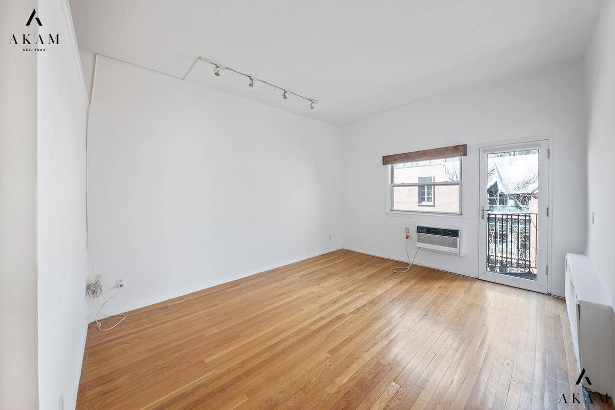 Manhattan, NY 10012,211 Thompson Street #4-C