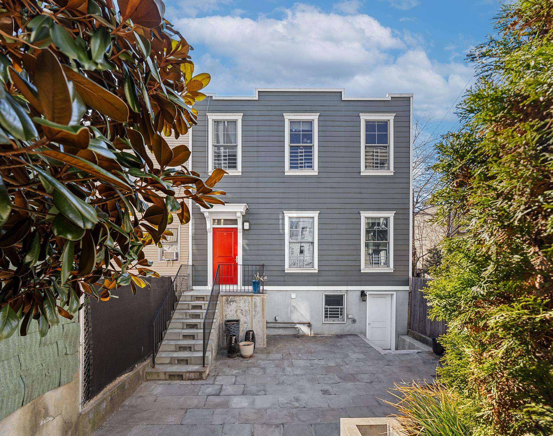 Queens, NY 11101,10-22 47th Avenue