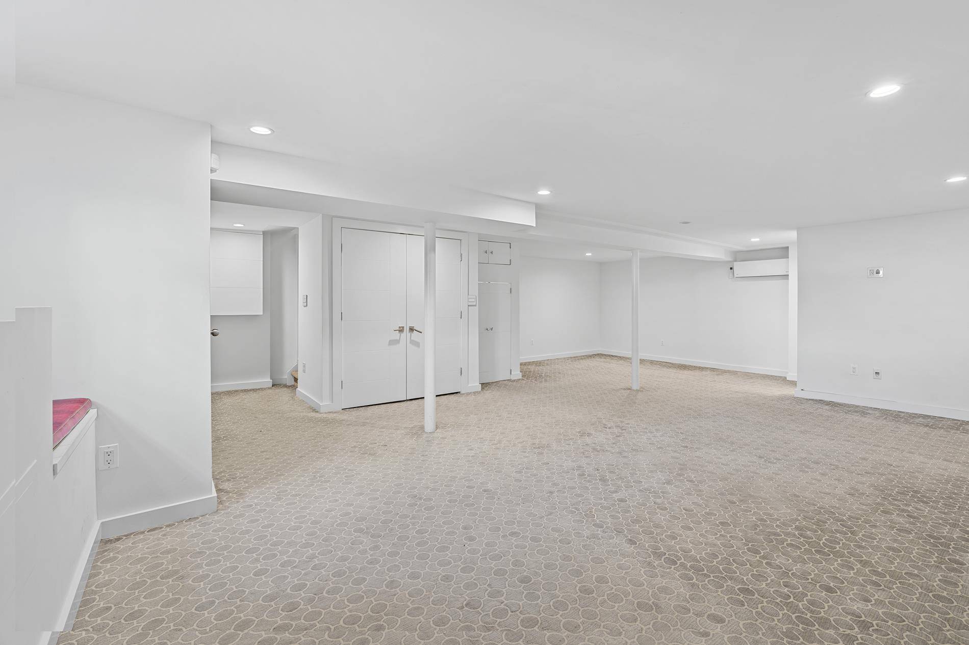 Queens, NY 11101,10-22 47th Avenue