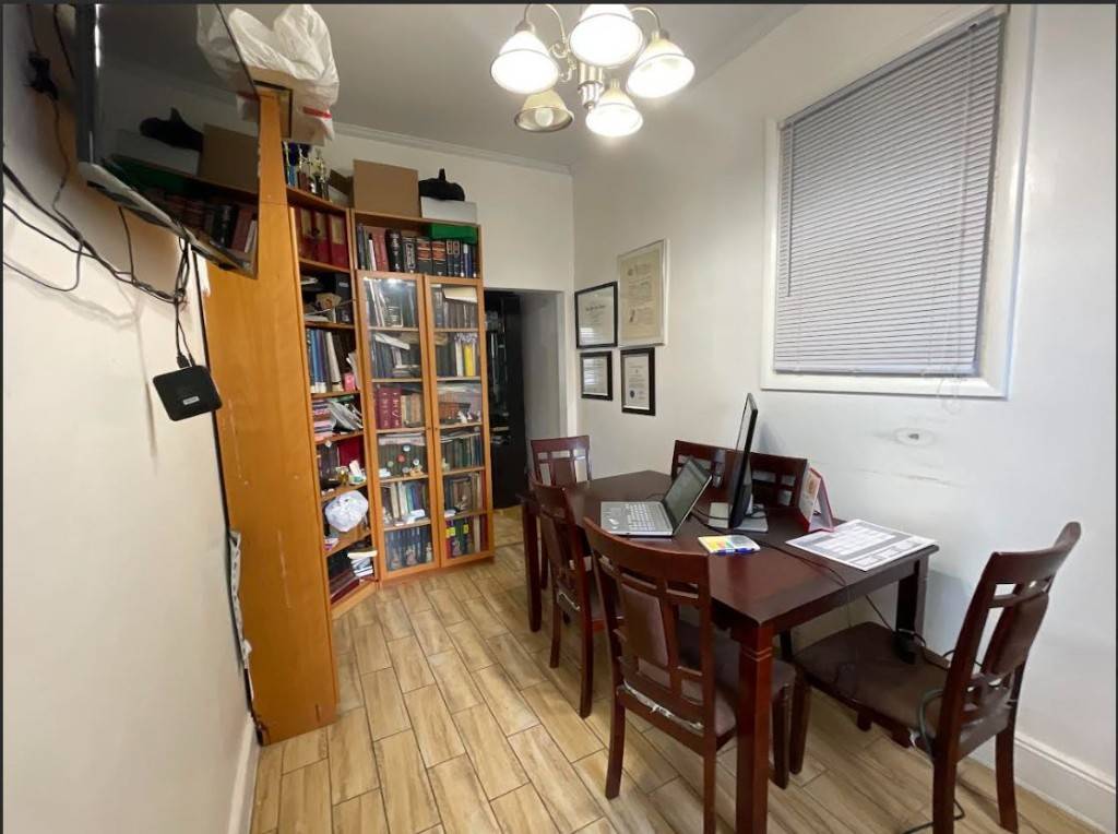 Queens, NY 11385,72-34 73rd Street