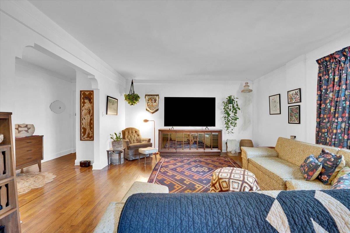 Bronx, NY 10471,5440 NETHERLAND Avenue #D14