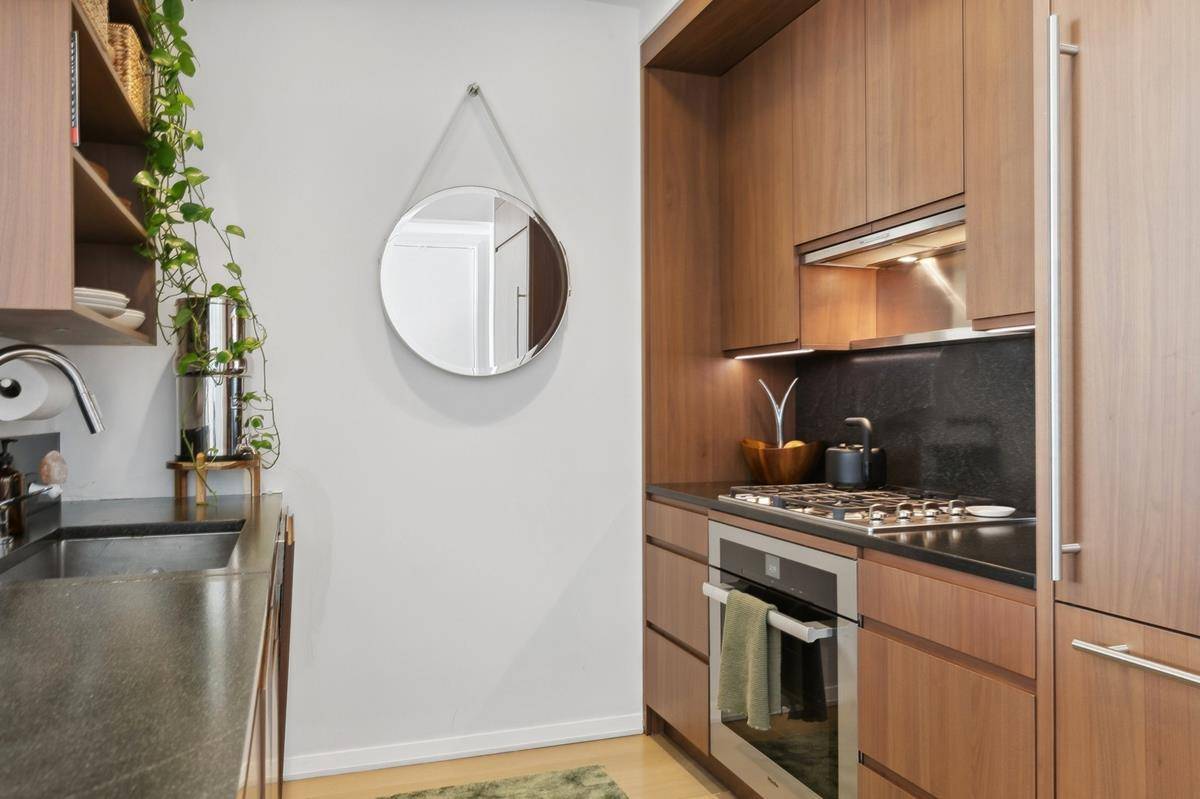 Manhattan, NY 10006,50 West Street #17-C