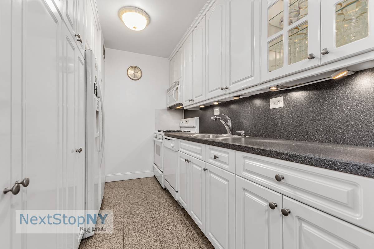 Manhattan, NY 10022,245 E 54TH Street #22A