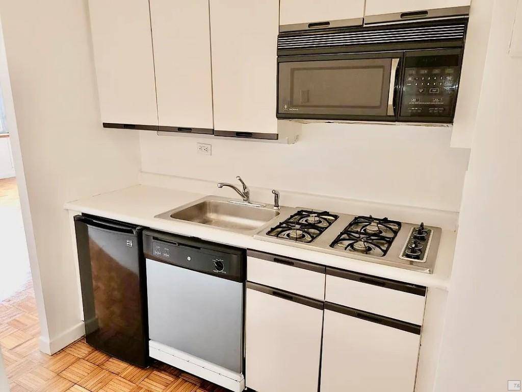 Manhattan, NY 10036,500 W 43rd Street #26G