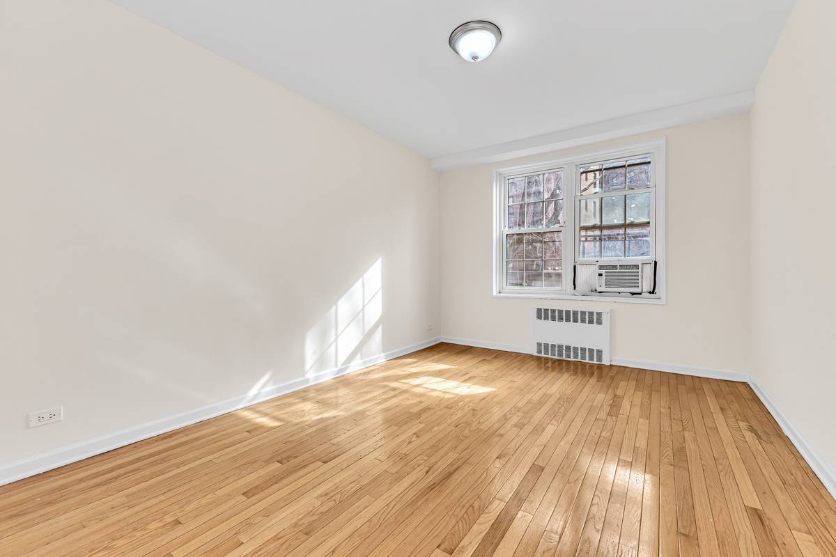 Queens, NY 11435,140-21 BURDEN Crescent #102