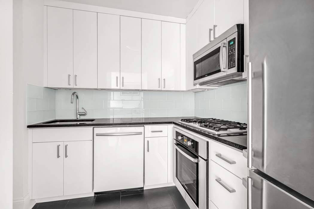 Manhattan, NY 10065,300 E 64th Street #17C