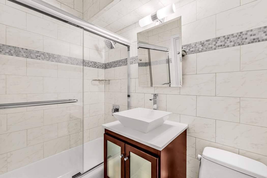 Manhattan, NY 10065,220 E 67th Street #6J