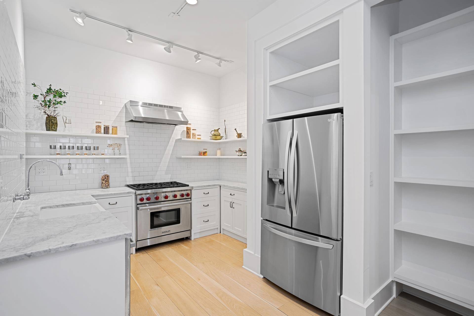 Manhattan, NY 10036,529 W 42ND Street #6F