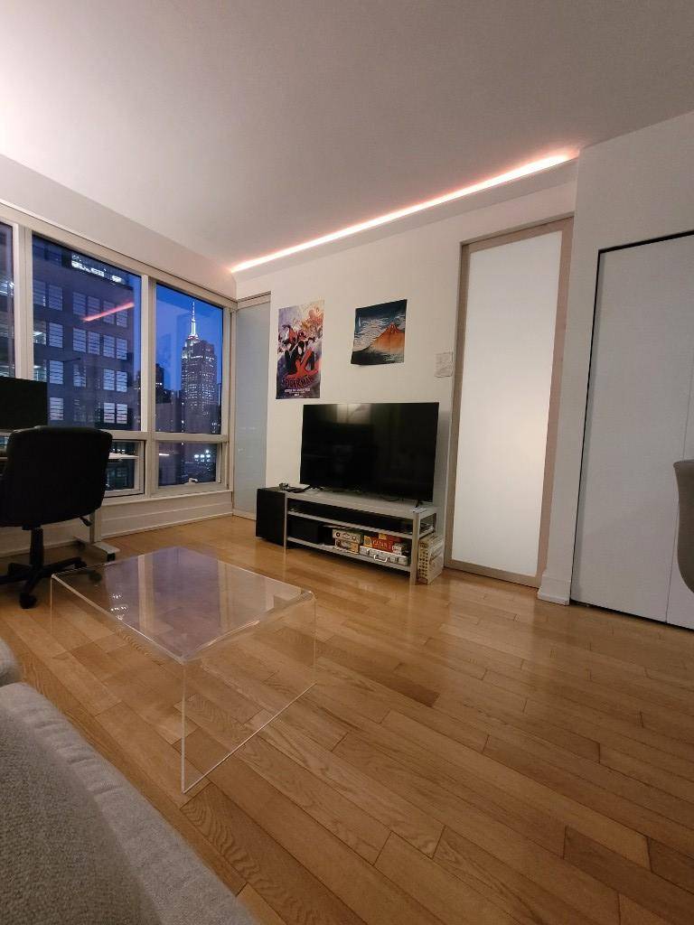 Manhattan, NY 10036,350 W 42nd Street #17i