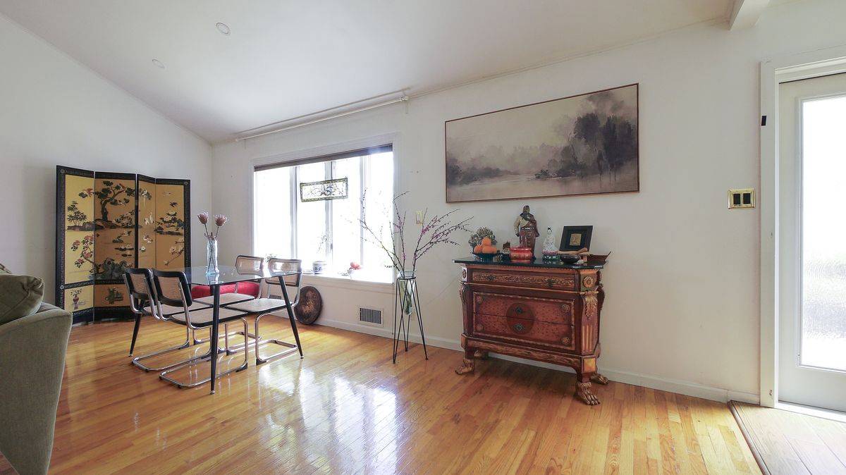 Queens, NY 11360,16-51 201st Street