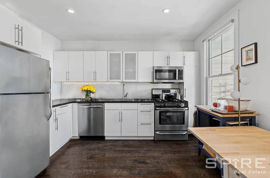 Queens, NY 11101,10-22 47th Avenue #2