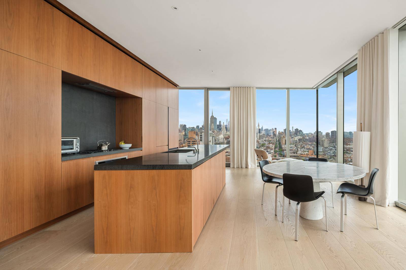 Manhattan, NY 10002,215 CHRYSTIE Street #27EAST