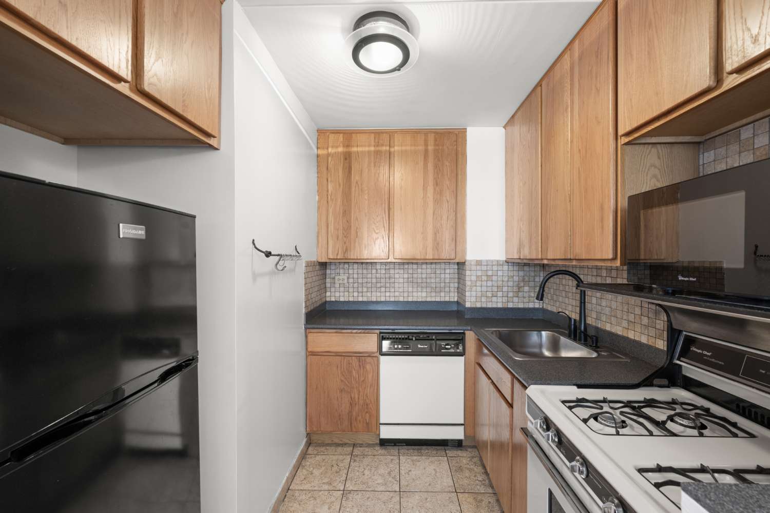 Manhattan, NY 10026,220 MANHATTAN Avenue #4G