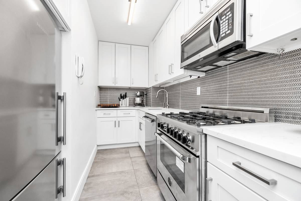 Manhattan, NY 10019,77 W 55TH Street #2H