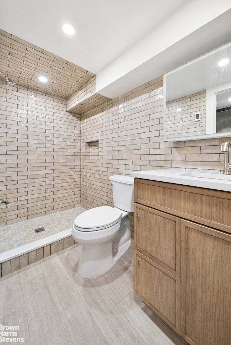 Manhattan, NY 10036,426 W 45TH Street #1RE