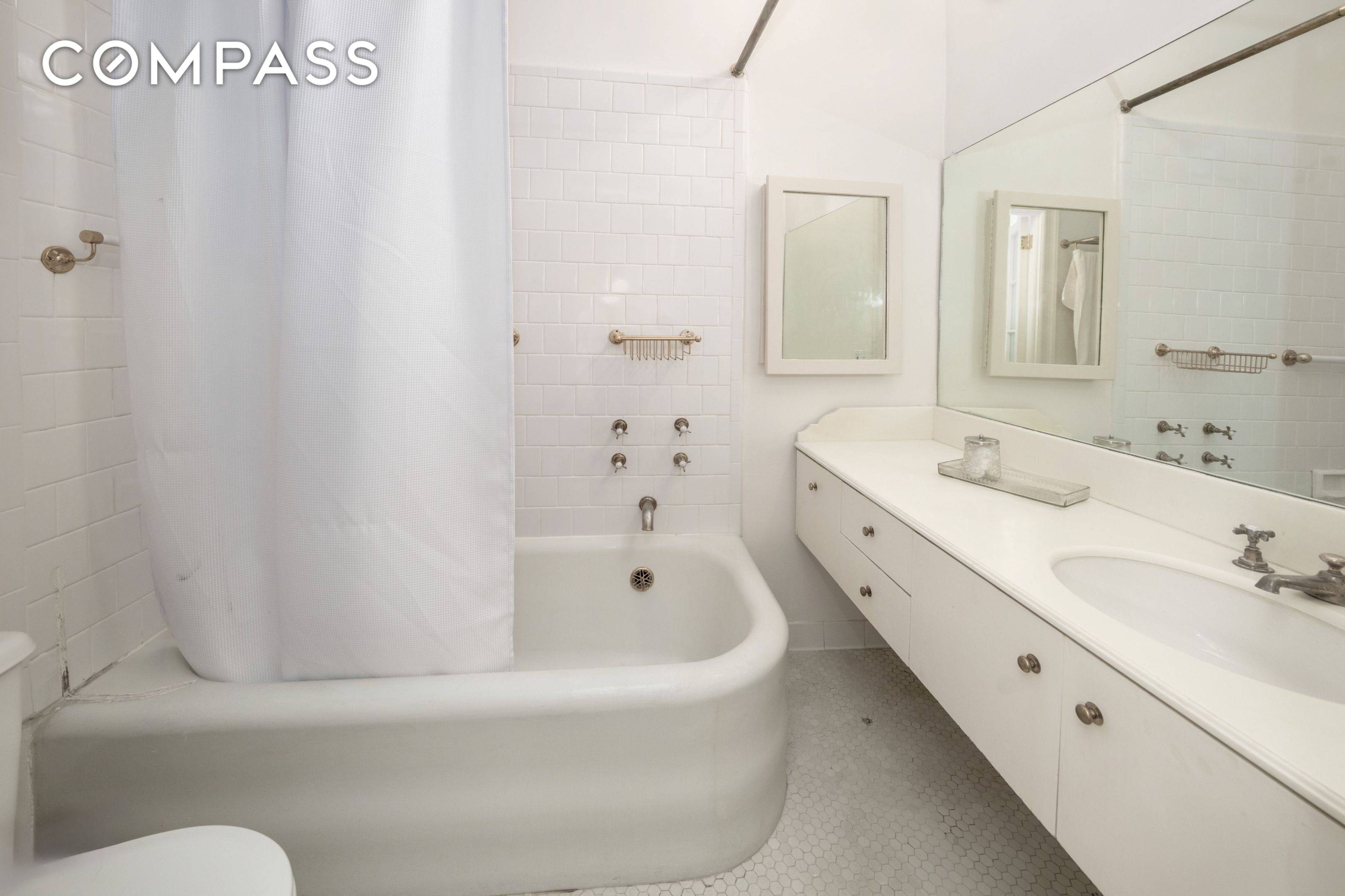 Manhattan, NY 10128,1060 Park Avenue #3A