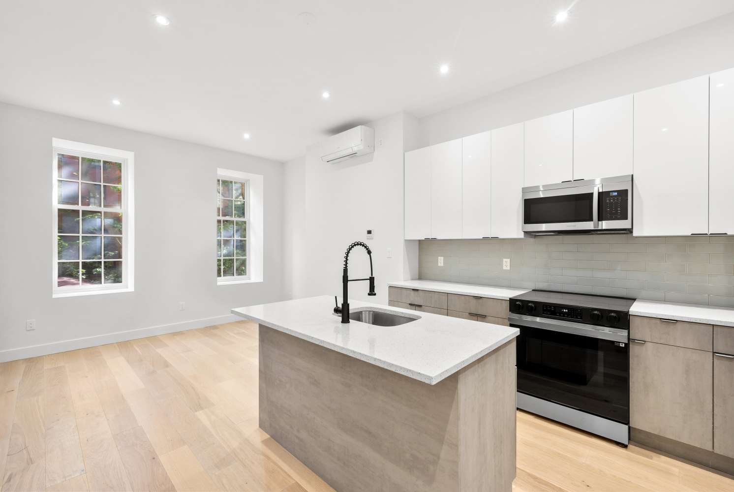 Manhattan, NY 10011,113 W 13TH Street #BUILDING