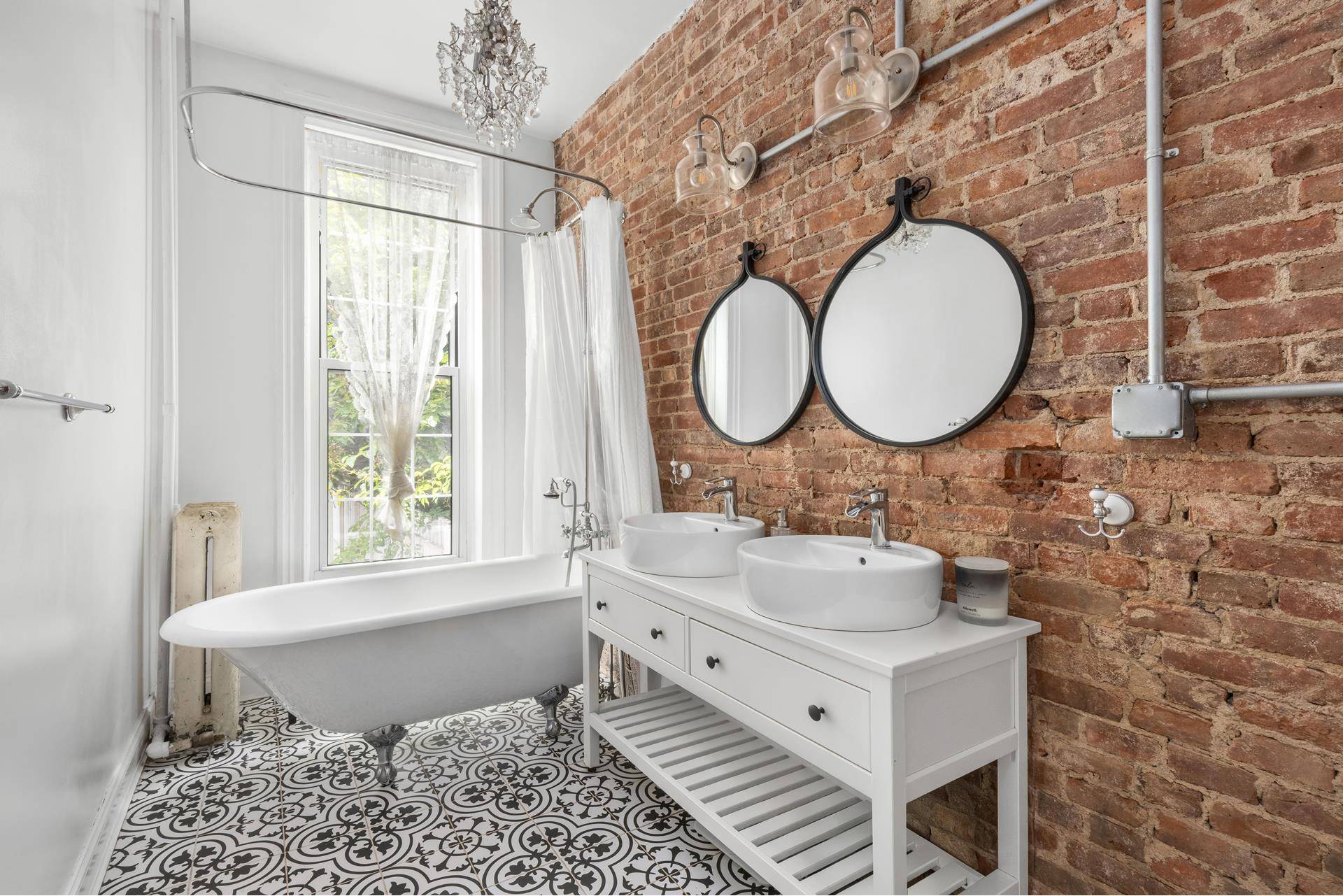 Brooklyn, NY 11221,638 MONROE Street