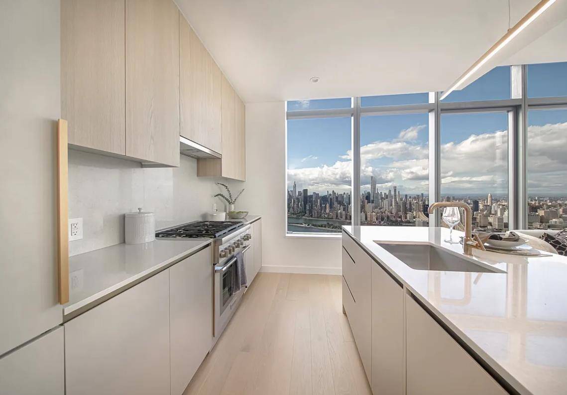 Queens, NY 11101,3 Court Square #PH-109