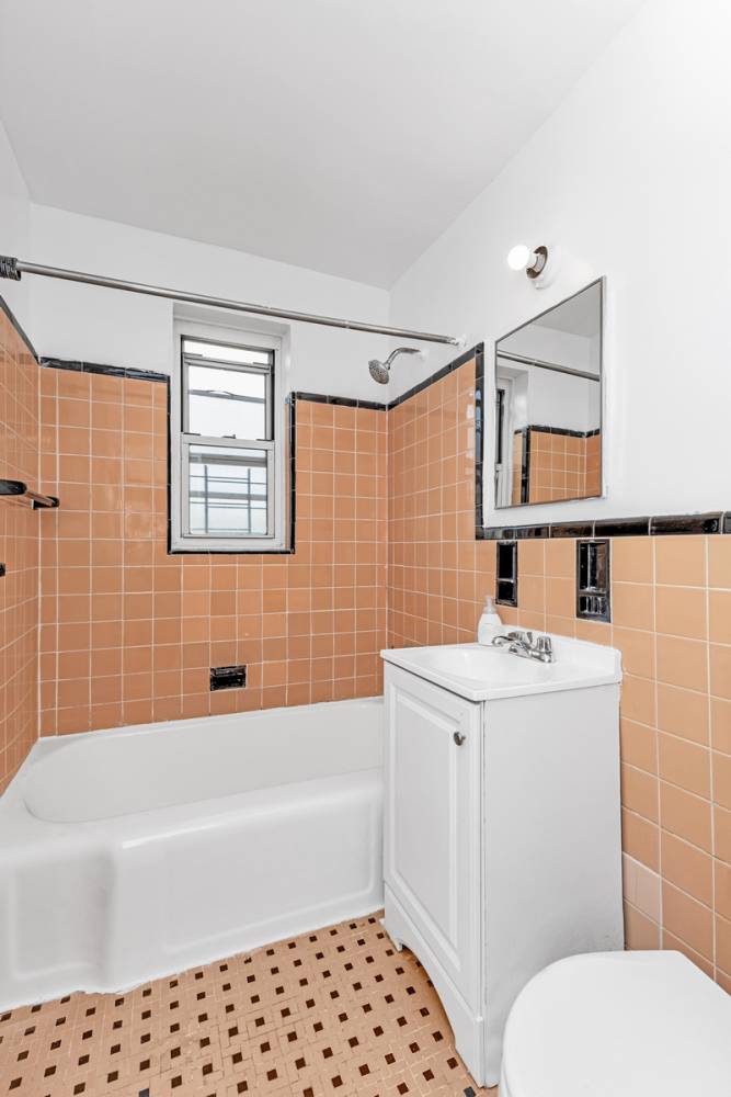 Queens, NY 11375,105-34 65TH Avenue #4G