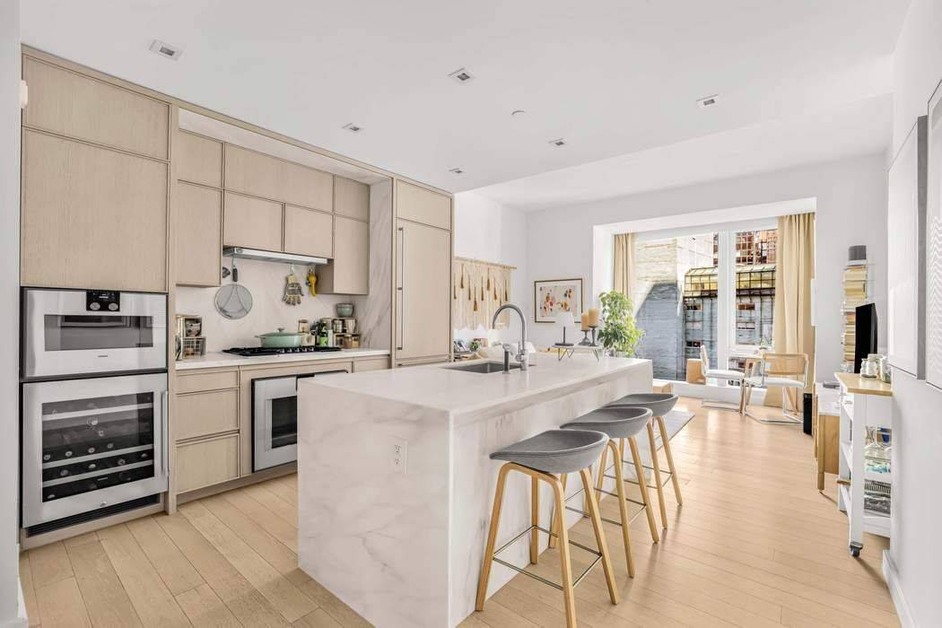 Manhattan, NY 10022,138 E 50th Street #17B