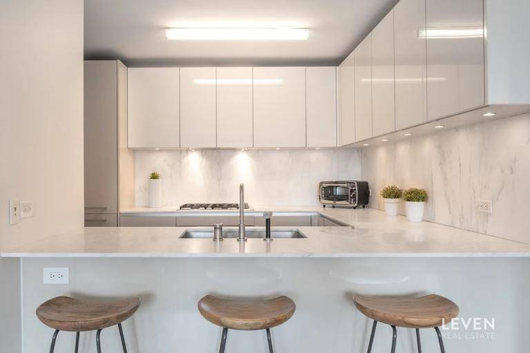 Manhattan, NY 10019,322 W 57th Street #33P2