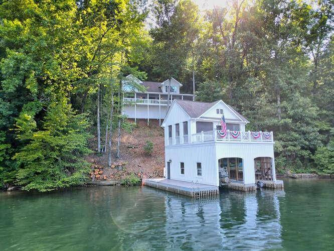 Toccoa, GA 30577,884 Lake Yonah