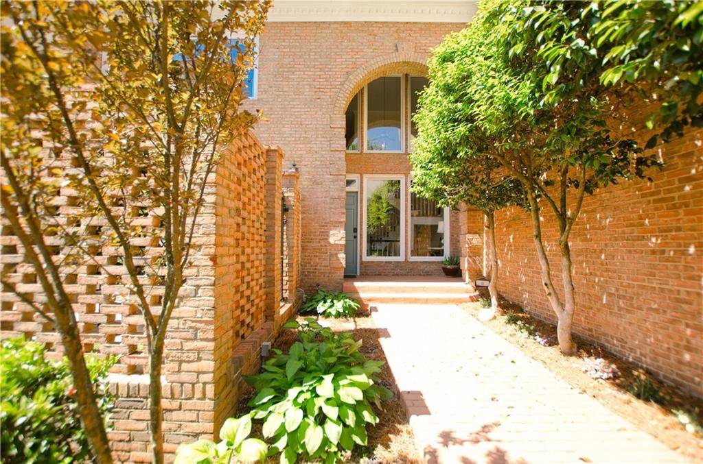 Atlanta, GA 30327,3021 Margaret Mitchell DR NW #9