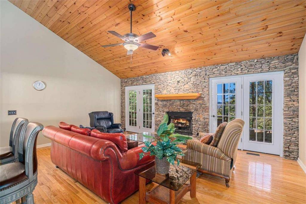 Ellijay, GA 30536,75 Walnut RDG