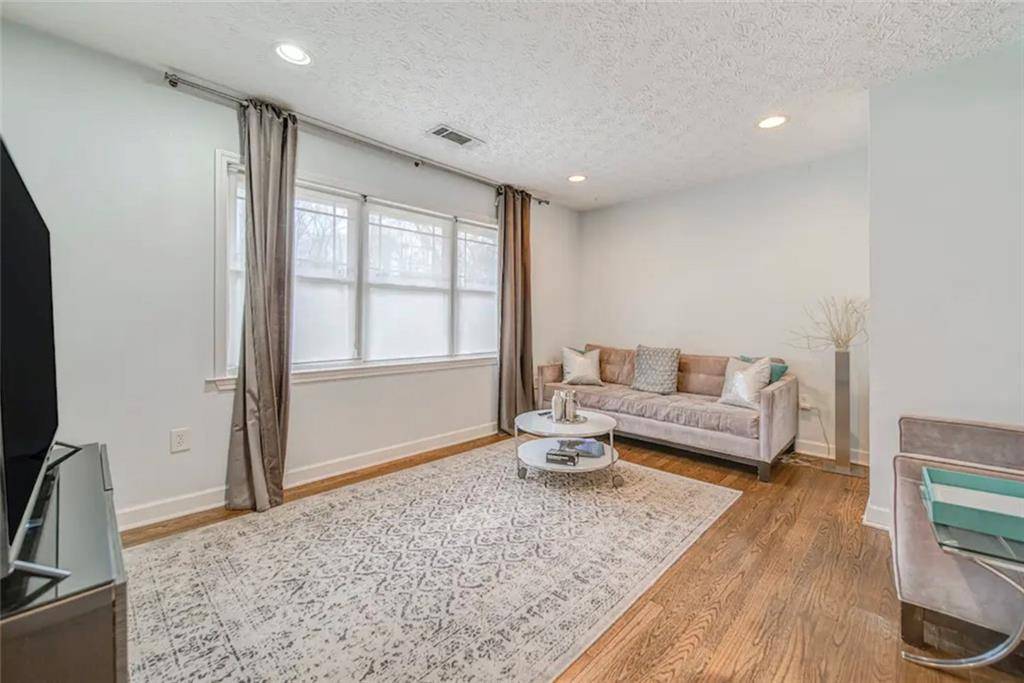 Atlanta, GA 30344,977 Pegg RD