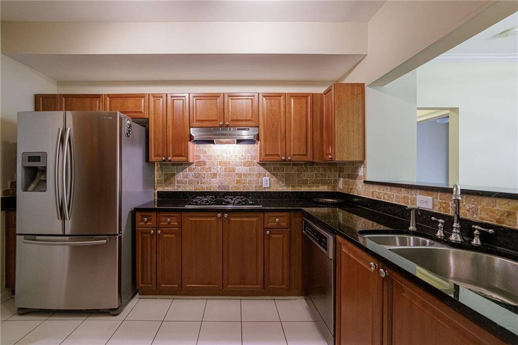 Atlanta, GA 30324,3275 Lenox RD NE #214