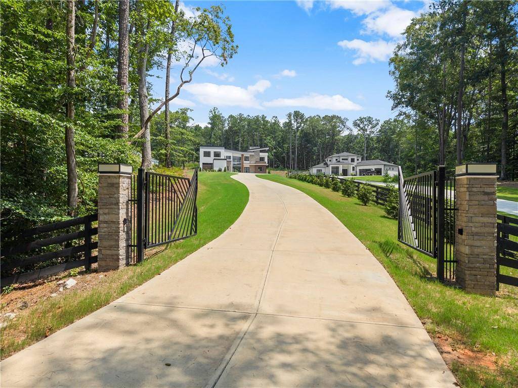 Hoschton, GA 30548,1678 Thomas DR