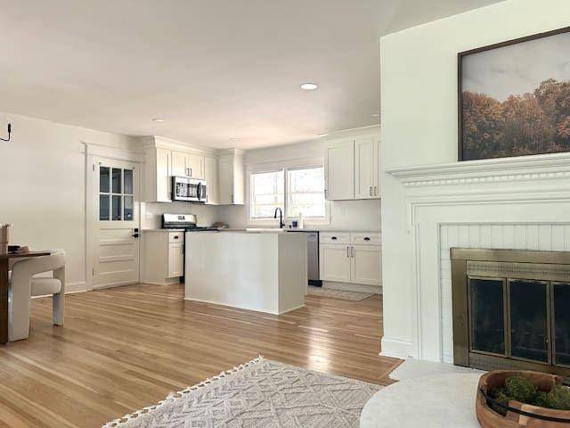 Atlanta, GA 30328,425 Hilderbrand DR