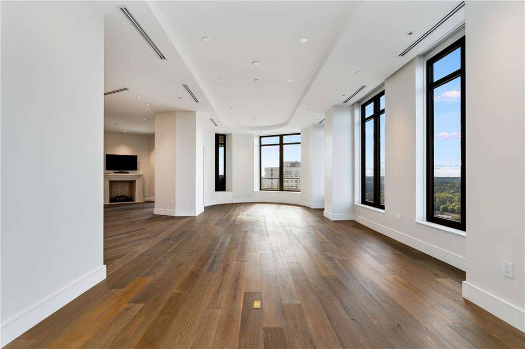 Atlanta, GA 30326,3376 Peachtree RD NE #33B